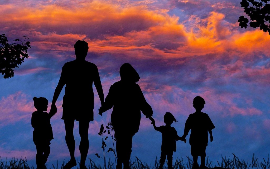 rodiče, rodina, západ slunce / foto: kalhh from Pixabay