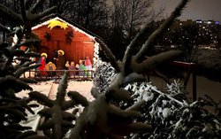 Betlém, jesličky, vánoce, větve stromku, sníh, domy, paneláky, tma, světlo / foto -ima-